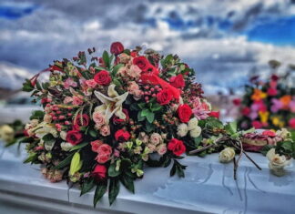 Coronas, centros y ramos: cómo elegir el arreglo floral adecuado para un funeral