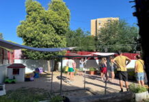 Las familias de la Casa de Niños Garabatos denuncian dos años de espera para instalar toldos en el patio