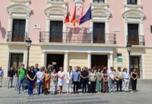 La Corporación Municipal de Alcalá guarda un minuto de silencio por las víctimas del incendio forestal de Almería