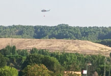 Cinco helicópteros y 12 dotaciones combaten un incendio en el Parque de Los Cerros de Alcalá de Henares
