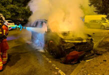 Las imágenes del coche incendiado en el Distrito II de Alcalá de Henares