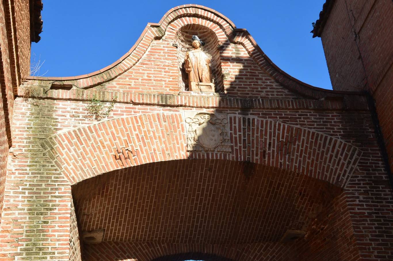 La Junta de Gobierno Local impulsa la restauración del arco de San Bernardo de Alcalá